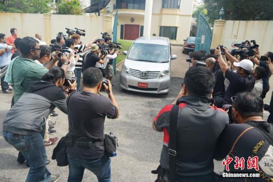 3月5日，大批记者守候在朝鲜驻马大使馆前。马来西亚政府4日决定驱除朝鲜驻马来西亚大使姜哲，并限其48小时离境。 <a target=&apos;_blank&apos; href=&apos; align=