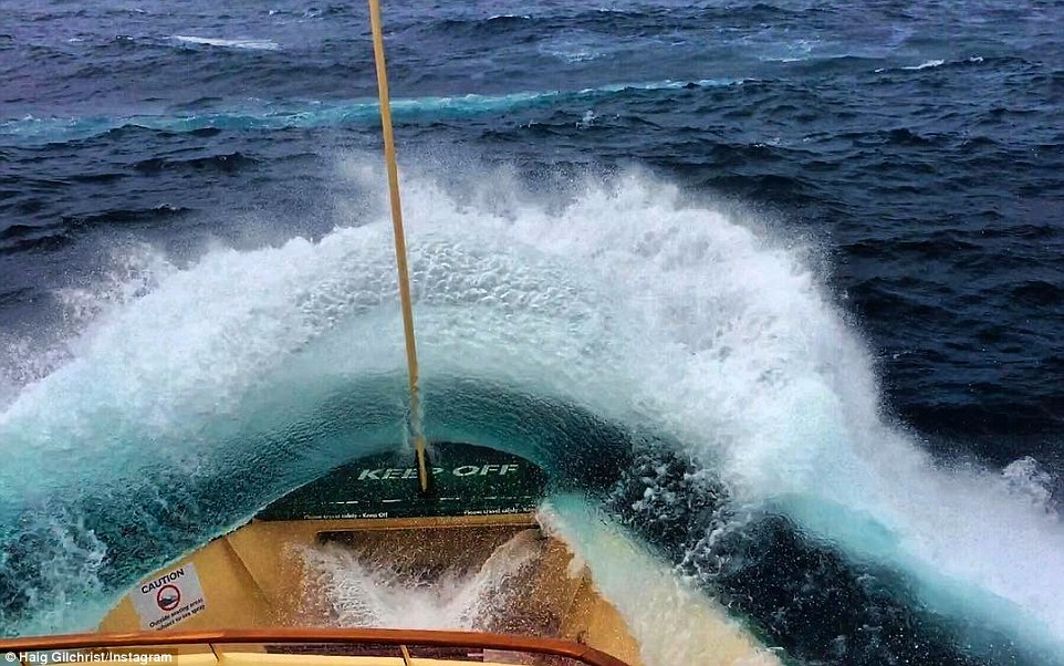 震撼！澳大利亚水手拍摄渡船遭巨浪冲击照片