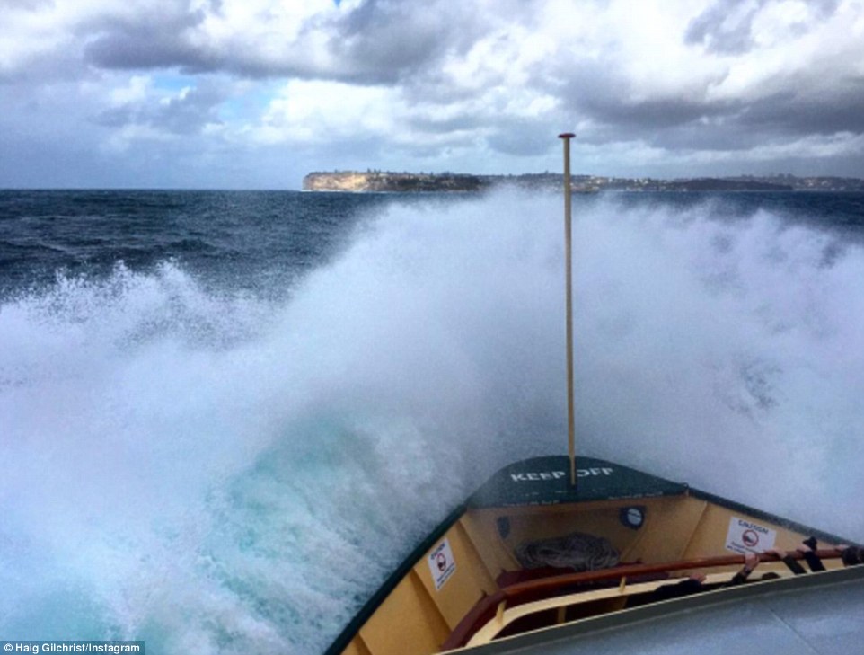 震撼！澳大利亚水手拍摄渡船遭巨浪冲击照片