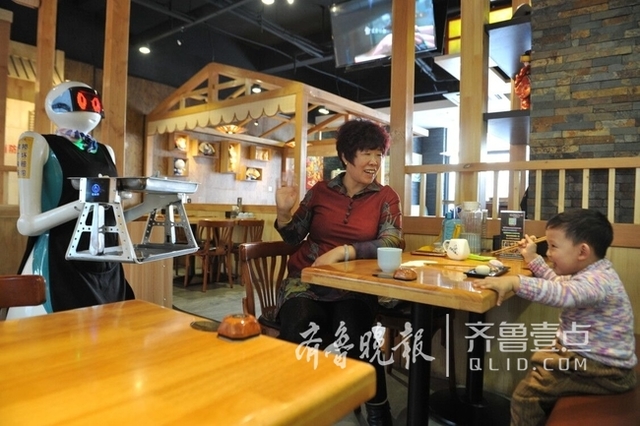 机器人服务员亮相胶州餐馆，能传菜能交流萌翻顾客