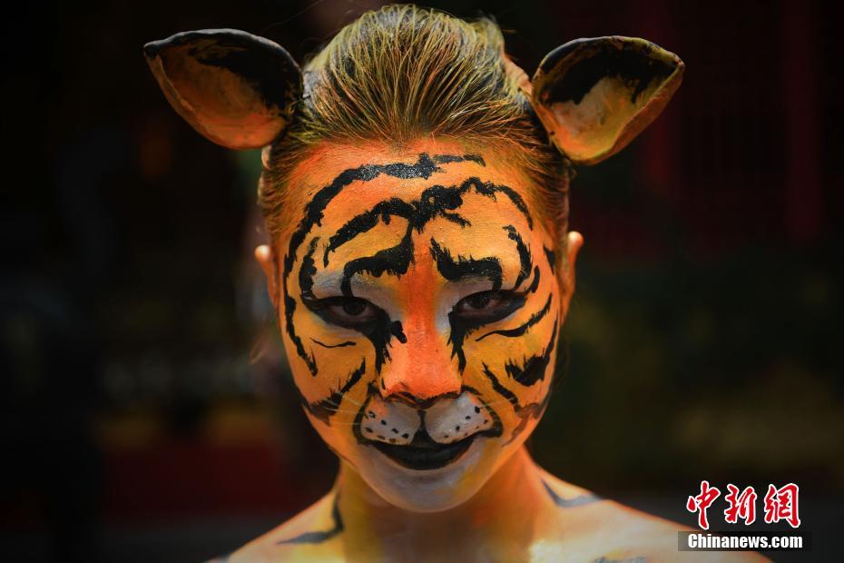 三亚举行人体彩绘活动模特扮老虎表演图