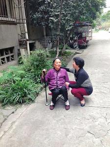 9旬老母患病无法坐车 58岁女儿陪她走了近7年(图)