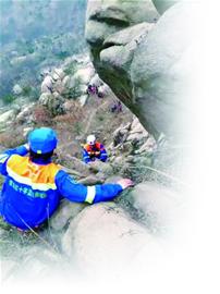 市民爬浮山被困40多米高峭壁 蓝天救援队救人