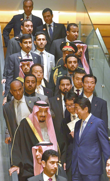 日本首相安倍13日晚在首相官邸与沙特国王萨勒曼一起乘电梯