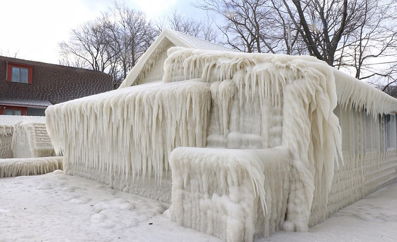 美国寒潮过后 湖边度假屋被冰层覆盖变冰雕