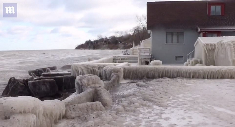 美国寒潮过后 湖边度假屋被冰层覆盖变冰雕