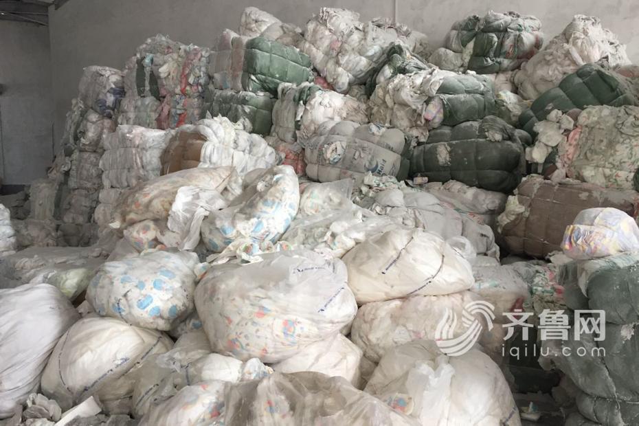 废料堆到五米高 废弃纸尿裤再回收作坊被查处