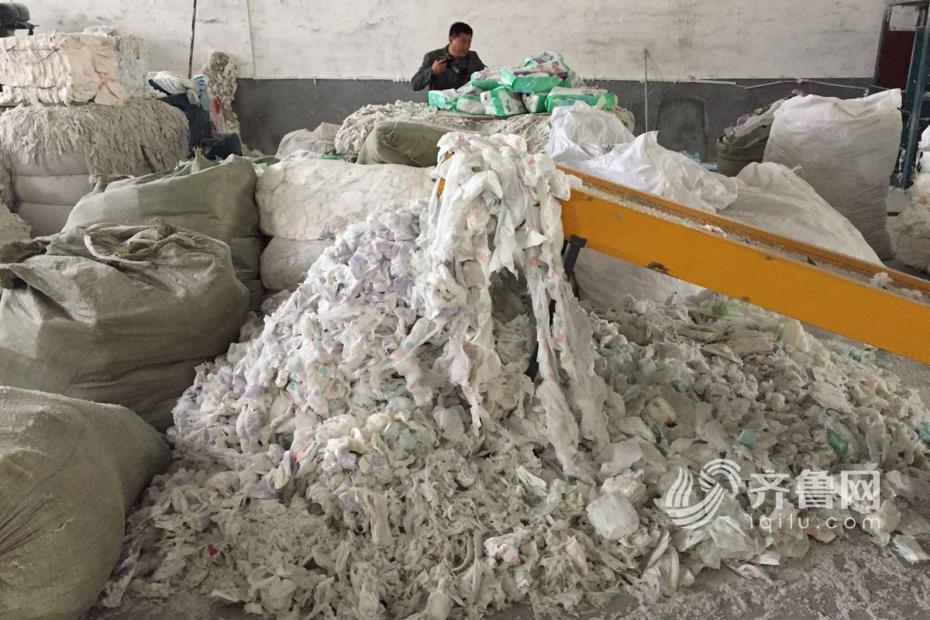 废料堆到五米高 废弃纸尿裤再回收作坊被查处