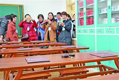 家长代表探访青岛19中新校区 与孩子们