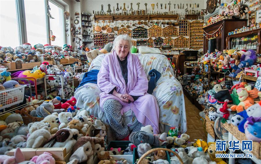 86岁老人童心未泯 收集各种奇趣蛋和毛绒玩具