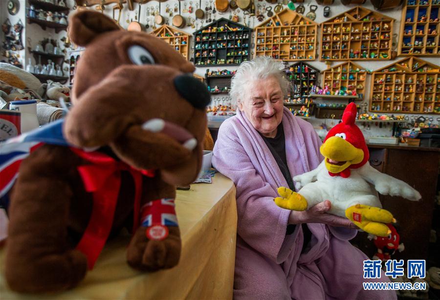 86岁老人童心未泯 收集各种奇趣蛋和毛绒玩具