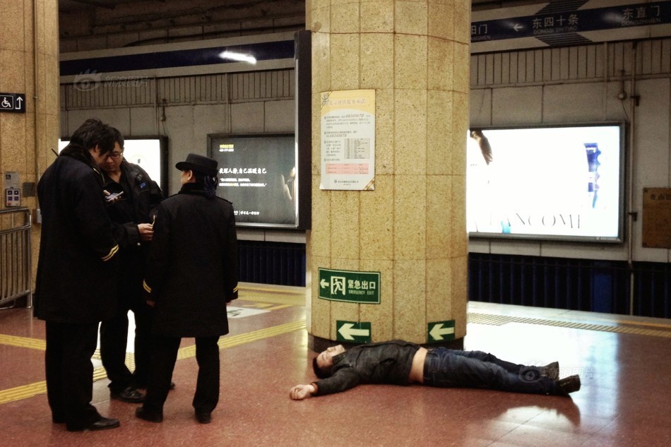 世界睡眠日：摄影师记录街头睡相 奇葩姿势样样有