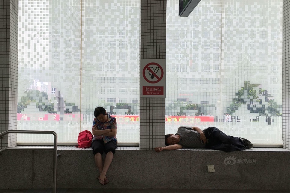 世界睡眠日：摄影师记录街头睡相 奇葩姿势样样有