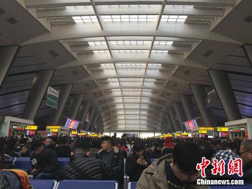 资料图：北京南站候车厅，多少人的北漂生活从这里开始，又从这里离开。汤琪 摄