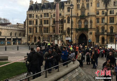 英议会大厦外枪击致5人死40多伤