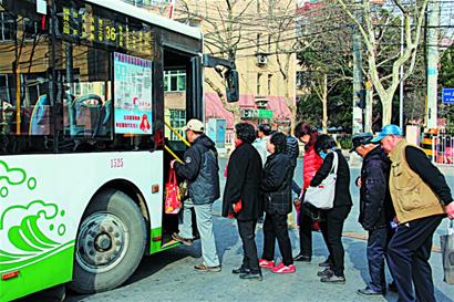 青岛财政每年拿出3亿元 分担市民公交出行成本