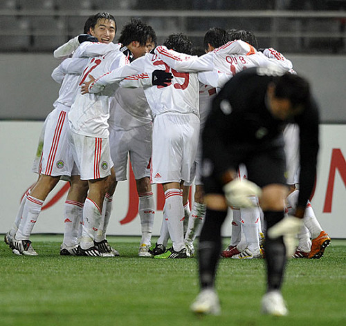资料图：2010年，中国男足在东亚四强赛上3-0大胜韩国队