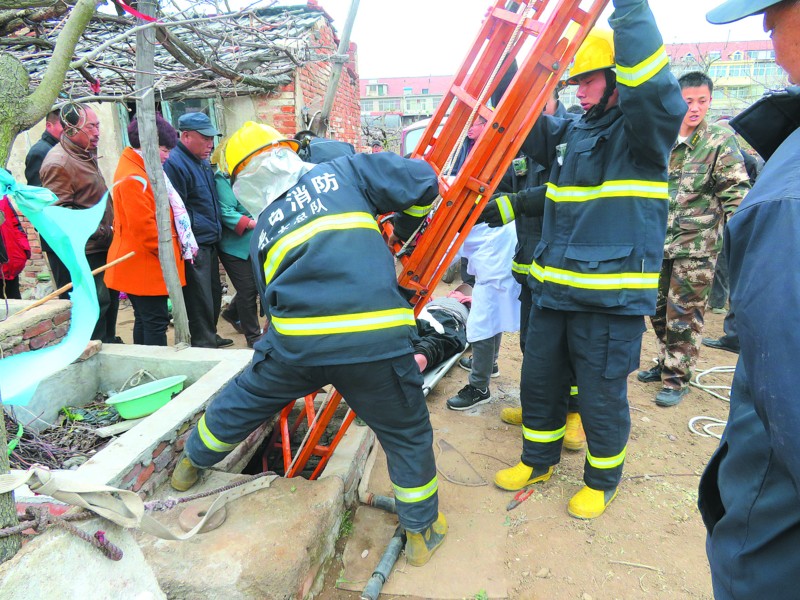 村民打水坠落六米深井骨折 警民联手成功救援