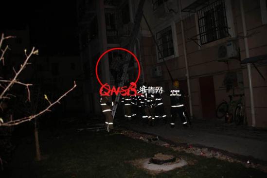 民居起火母女逃生从6楼坠下 消防员5楼冒死接住