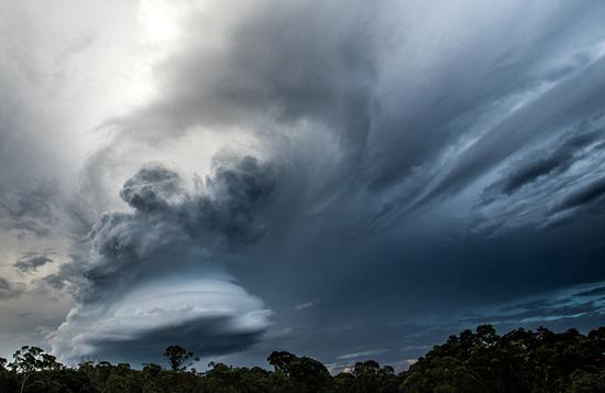 摄影师拍到罕见积雨云 酷似不明飞行物(图)