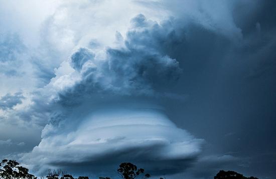 摄影师拍到罕见积雨云 酷似不明飞行物(图)