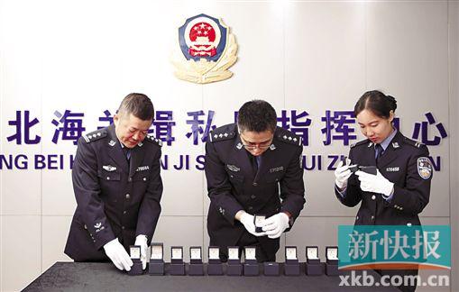 缉私警察在陈某家中查获一批走私货物。