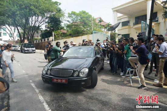 3月5日，大批记者守候在朝鲜驻马大使馆前。马来西亚政府4日决定驱除朝鲜驻马来西亚大使姜哲，并限其48小时离境。