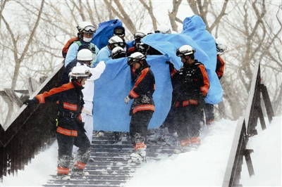 日本一滑雪场雪崩致8人亡 另有40人受伤(图)