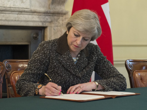 特蕾莎·梅正式签署“脱欧”信函 29日递交欧盟