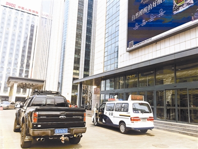 辉山乳业总部大厦，两辆警车守在门口，包括债权人在内的外人难以进入
