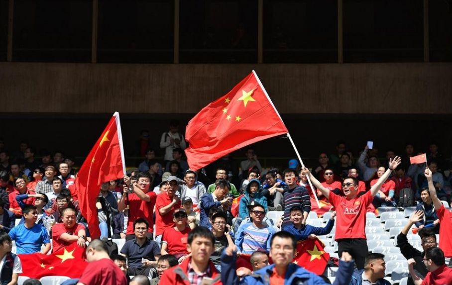 中国球迷挥舞五星红旗。.png