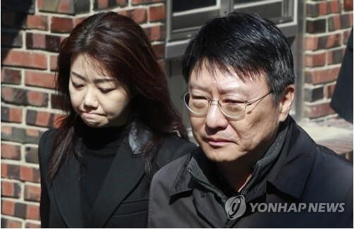 3月30日上午，朴槿惠胞弟朴志晩（右）和其夫人抵达首尔三成洞朴槿惠私宅。（图片来源：韩联社）