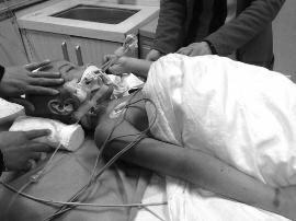 3月29日晚，受伤男童在唐都医院接受治疗 华商报记者 马虎振 摄