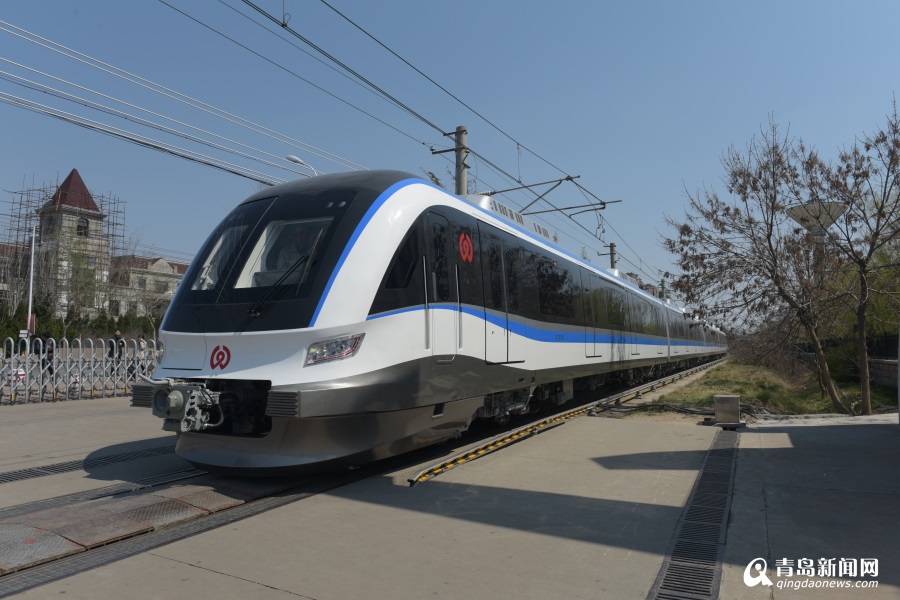 中国首列市域动车组青岛问世 明年试运行