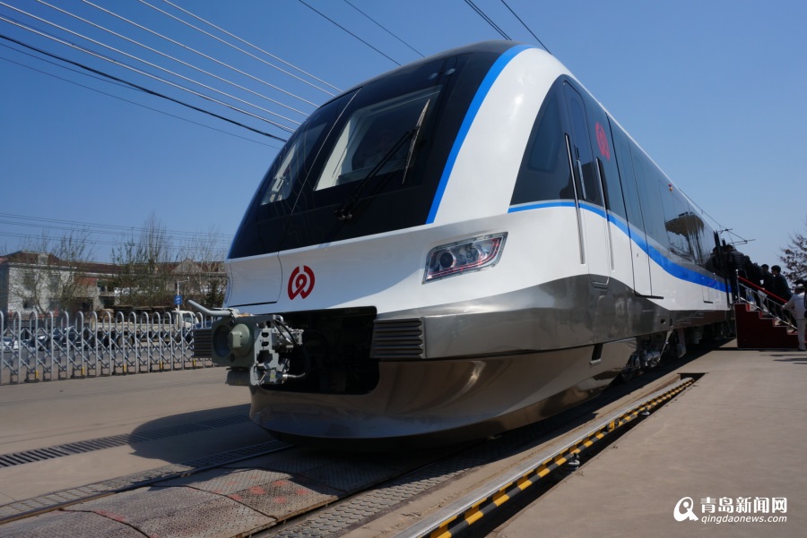 中国首列市域动车组青岛问世 明年试运行