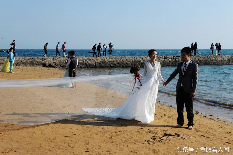 新人扎堆青岛海滨拍婚纱照 浪漫气息爆表