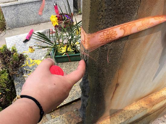 一公益墓地墓碑被指偷工减料：手抠即破笔戳洞