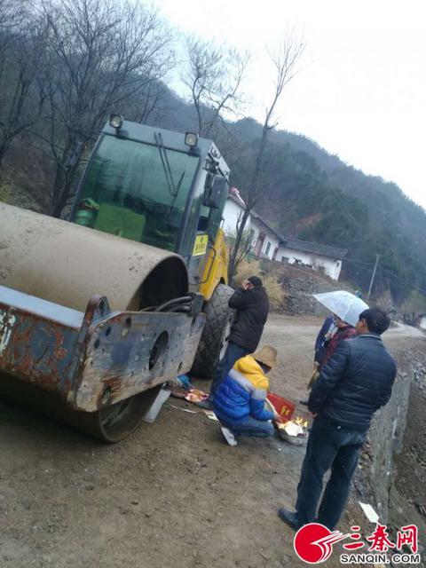 女子阻挡施工轧路机开走 遭碾压身亡(图)