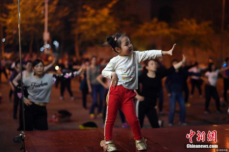 5岁小姑娘每晚领大人跳广场舞 会跳几十支舞