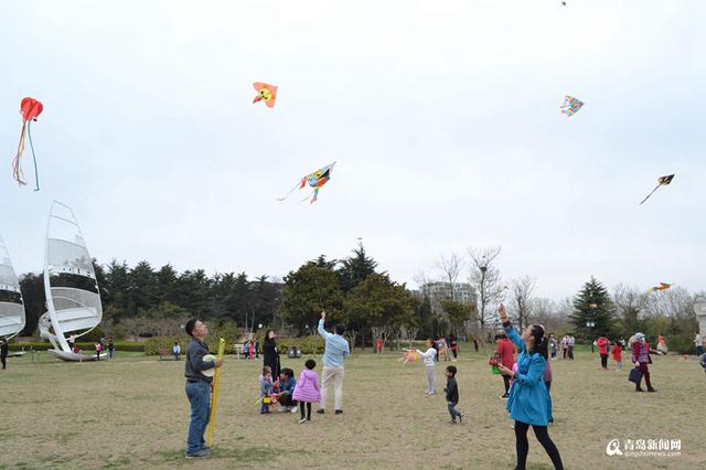 高清:赏花划船放风筝 清明节世纪公园人鼓了