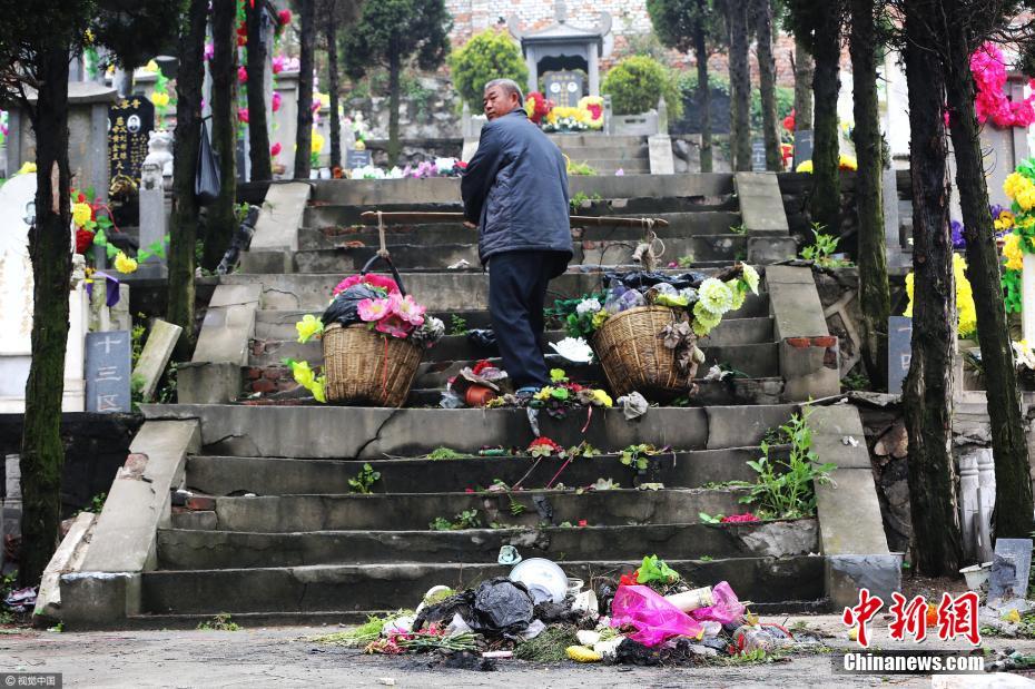     公墓祭扫垃圾堆积如山 保洁员每天背4千斤下山