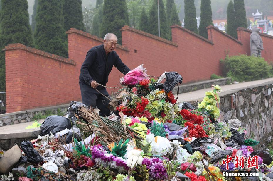     公墓祭扫垃圾堆积如山 保洁员每天背4千斤下山