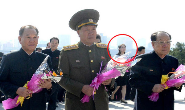 10日朝鲜最高人民会议代议员参拜万寿台，红圈标出人物为金与正