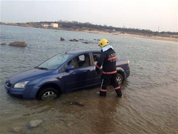 游客将车停沙滩被淹 民警消防齐下水拖车