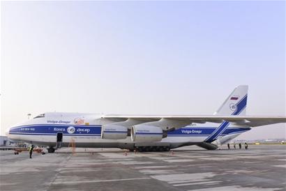 世界大型运输机首次抵青 将炼油设备运往卡塔尔