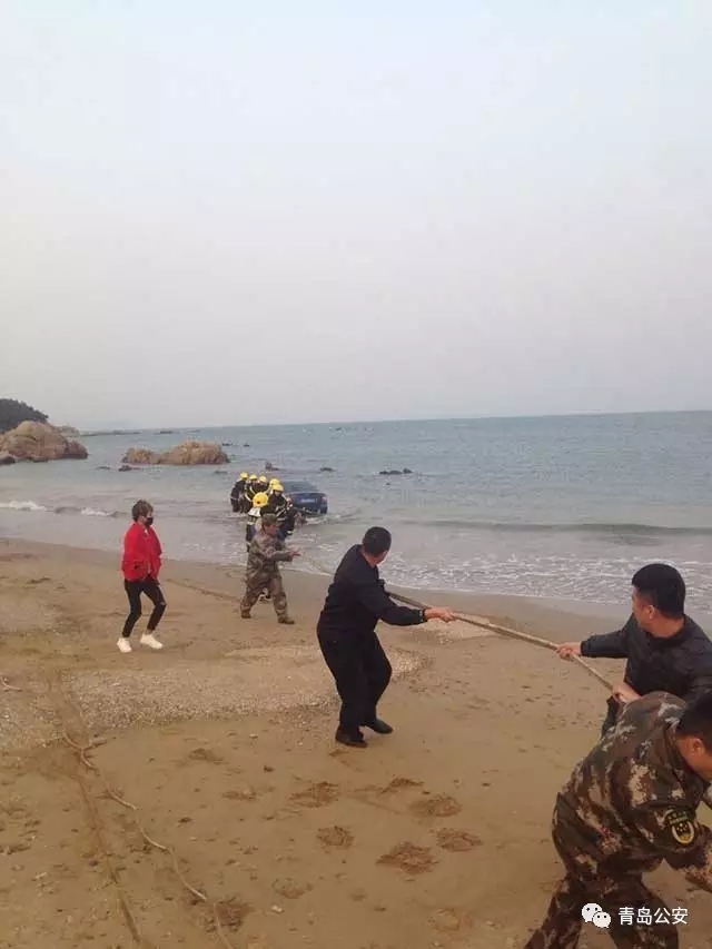 囧！游客青岛看海车停沙滩 不知涨潮车辆被淹