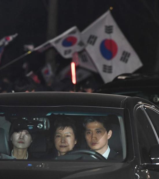 3月31日，韩国前总统朴槿惠(中)从首尔中央地方检察厅被移送至首尔看守所。