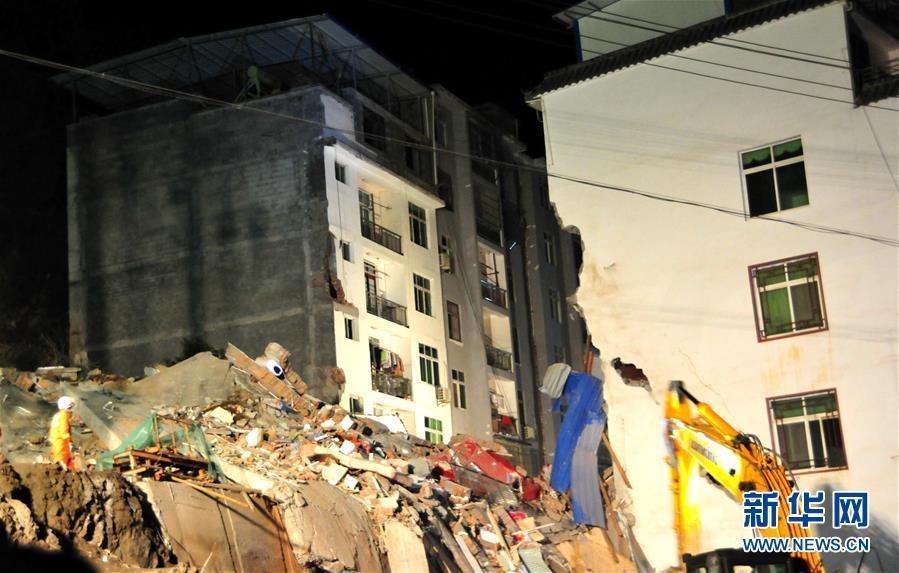 陕西白河县发生山体滑坡 致一居民楼垮塌
