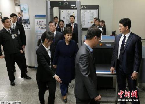 资料图：当地时间3月30日，韩国法院就是否批捕前总统朴槿惠进行审理，朴槿惠以犯罪嫌疑人身份出庭接受拘捕令实质审查。