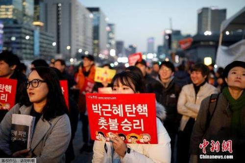 资料图：当地时间3月10日上午，韩国宪法法院就总统弹劾案审判，朴槿惠被立即免去总统职务。当晚，韩国民众走上首尔街头举行烛光集会。